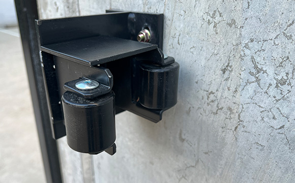 sliding gate catcher