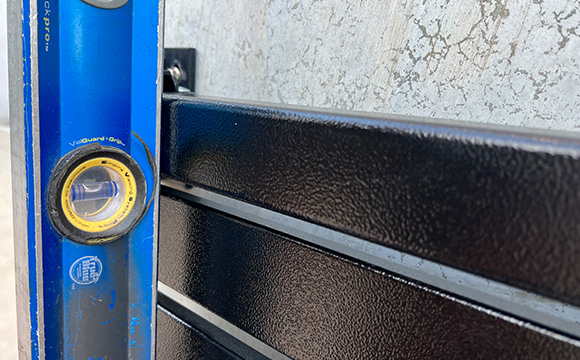 sliding gate level and set for motor installation