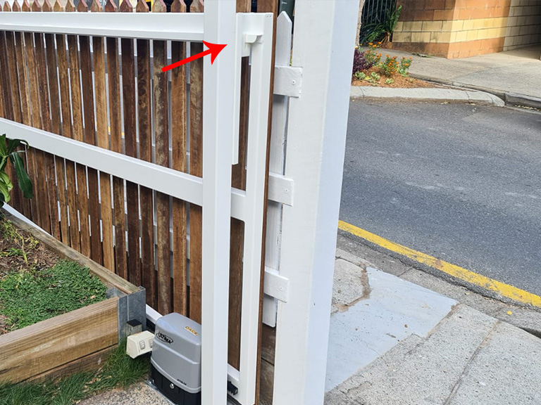 Sliding gate using slide guide setup